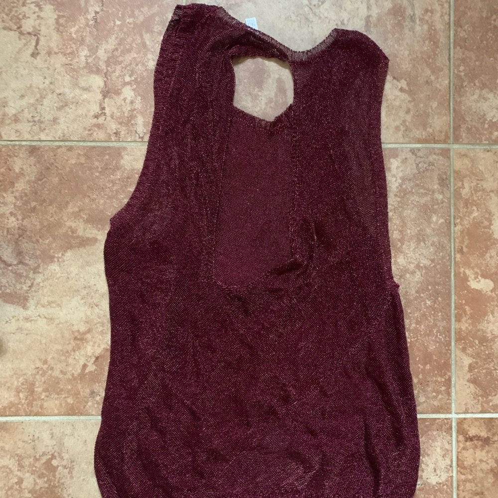LEITH sleeves top. Open back